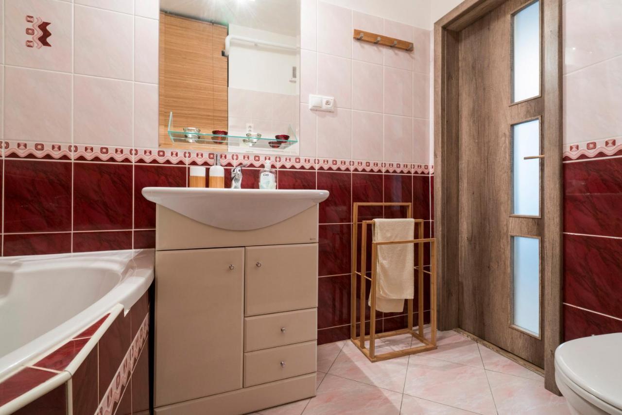 ברטיסלאבה Stylish Centrally Located 1Br Apartment With Parking מראה חיצוני תמונה